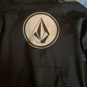 Jättefin volcom hoodie Stl medium  Utmärkt skick och perfekt för skidbacken