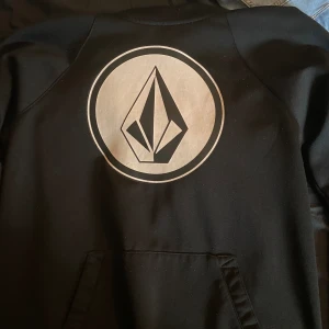 Volcom Hoodie stl medium  - Jättefin volcom hoodie Stl medium  Utmärkt skick och perfekt för skidbacken