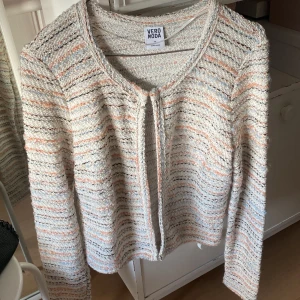 Superfin kofta - Säljer min trendiga kofta från vero Moda💕💕 Storlek M men skulle säga att den passar allt från XS-L beroende på hur man vill att den ska sitta.  TRYCK EJ PÅ KÖP NU  Hör av dig om fler frågor!💕 Helt oanvänd!!