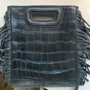 Maje väska - Säljer min äkta maje väska i storlek liten som jag köpte här på Plick förra året. Har inga större skador förutom på handtaget där texten har försvunnit lite.  Tyvärr kommer bara guldkedjan med, sms:a för bilder med guldkedjan på 