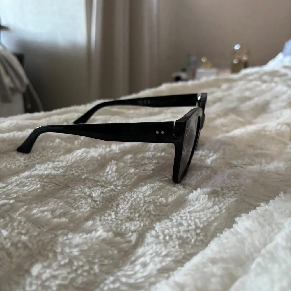 Säljer ett par super söt solglasögon!😍 Knappt använda då de är som ny, dem liknar 08 chimi solglasögon💕 Hör av dig vid fler frågor. Övrigt.