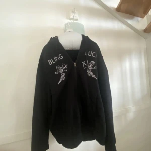 Rhinestone hoodie - Tja. Säljer nu min Grisch hoodie som inte längre är min stil. Den är storleken L och passar fortfarande mig som är 180. Alla diamanter som sitter på hoodien är kvar för har använt den 3 gånger och haft den i 2 månader.