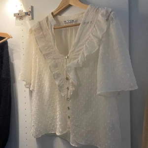 blus  - Säljer denna zara blusen, superfin nu till sommaren och sitter as fint!!❤️❤️  (Storlek m men passar mig som har xs s utmärkt!!)