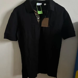 Burberry piké  - Säljer en schysst burberry piké i i storlek M. Säljer pågrund av att den inte passar mig. Kan mötas upp i Stockholm eller skickas. Bara att fråga om ni undrar nåt