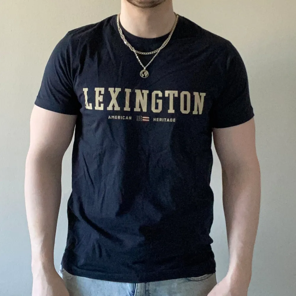 Oanvänd Lexington mörkblå t-shirt. Nypris 495kr.. T-shirts.