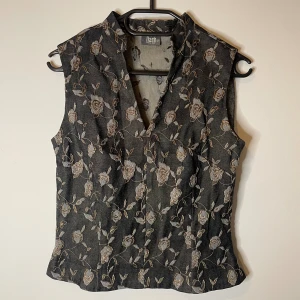 Kortärmad blus - Jättefin kortärmad blus. Väldigt bra skick, aldrig använd. Plagget säljs i befintligt skick <3