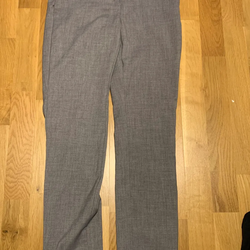 Nyskick, aldrig använda pga förliten strl.  Nypris: Ca 300kr. Jeans & Byxor.