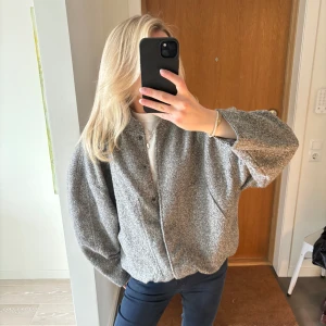 Bomberjacka  - Sååå snygg bomberjacka/ kofta💕 köpt secondhand och står tyvärr inget märke i men den är i väldigt bra skick, skulle tro att den aldrig använts💕