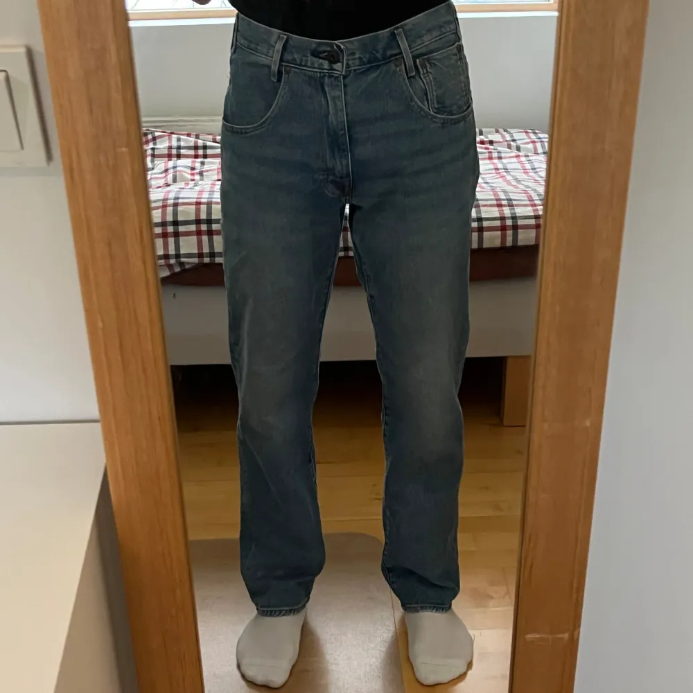 Exklusiva Levi’s jeans från den japanska ”RED tab” serien.  Relaxed fit med storlek 30 i midjan och  32 i längd Nypris: 1000kr  Sparsamt använda och i mycket bra skick! . Jeans & Byxor.