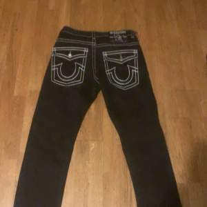 Säljer dessa  true religion jeans åt en vän som inte använder Plick. Tvekar på att dem är äkta men de är iaf i bra kondition. Frakt kostar 50kr 