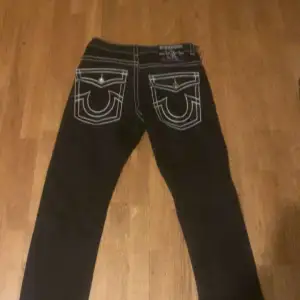 Säljer dessa  true religion jeans åt en vän som inte använder Plick. Tvekar på att dem är äkta men de är iaf i bra kondition. Frakt kostar 50kr 