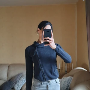 Kofta / tröja - Skön tjockare tröja med dragkedjan diagonalt. Har två fungerande fickor med dragkedja. (Säljer även byxorna) 🖤🖤 💯 Bomull 💯 Alltid nytvättat innan utskick