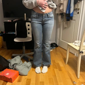 lågmidjade jeans  - Säljer dessa lågmidjade jeans då de inte kommer till användning.💕💕 Pris kan diskuteras 🫶🏻