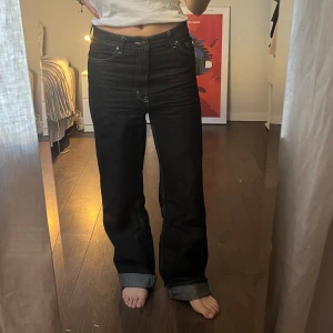 Jeans  - Högmidjade mörka jeans i storlek 40.  Från H&M, knappt använda.  Snygga att ha oversized.  