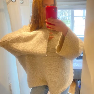 Stickad tröja  - Vida ärmar och Oversize. Lite smått nopprig. 
