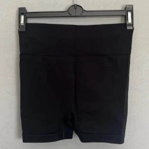 Träningsshorts  - Säljer ett par oanvända träningsshorts ifrån shein💓de är endast testade💓kom privat för fler bilder eller om du har några frågor💓priset kan diskuteras💓lägger upp igen💓