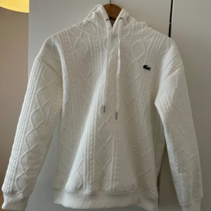 Lacoste Hoodie  - Den e helt ny har inte använt den. Det är jätte mjukt och skön Hoodie. Ska sälja den för jag fick den som present men de passa inte mig så jag vill sälja den