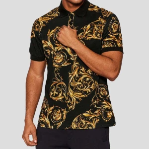 Versace Polo Shirt - Limited edition finns ej längre. Bra tagen hand om  Kvitto finns såklart 350eur när den fanns o köpa.