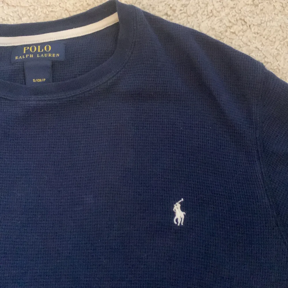 Säljer nu min Ralph Lauren tröja då den blivit för liten. Tröjan är marinblå och är storlek S men passar även till M. Inga skador, skick 9/10. Skriv vid intresse . Tröjor & Koftor.
