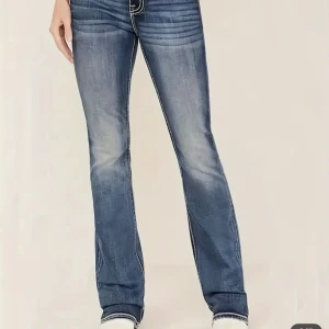 Jeans - Mörkblåa jeans som är jätte fina. Fast dom är tyvärr för små på mig. 