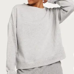 Säljer denna fina gråa tröja från Nelly✨aldrig använd, köpte för 299kr✨Storlek S✨  Skriv för fler bilder🩷