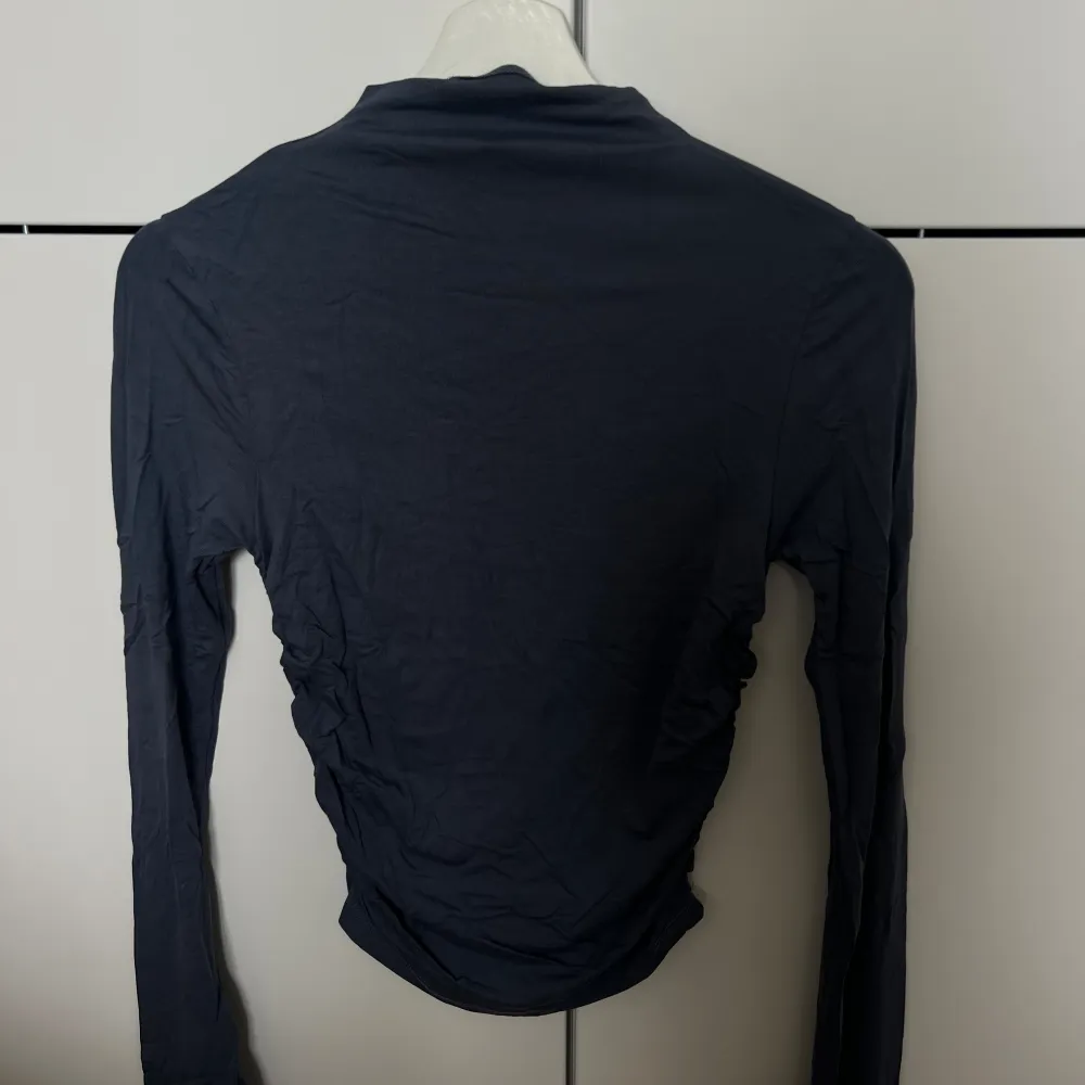 Soft touch tröja ifrån Ginatricot, köpt förra sommaren! Använd en gång. Blågrå färg, storlek S. 80 kr🌸🩷. Tröjor & Koftor.