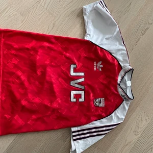 Vintage Arsenal fotbollströja - Vintage Arsenal fotbollströja i bra condition (förutom adidas märket)