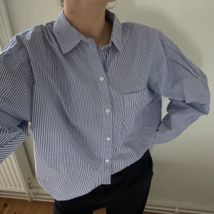 Randing skjorta - Luftig, blåranding, kort skjorta. Skjortan har en superfin och härlig passform och passar till allt! 💙🩵🤍 Den är använd ett fåtal gånger men har inga som helst tecken på användning. Märket är HM och skjortan är i storlek S.