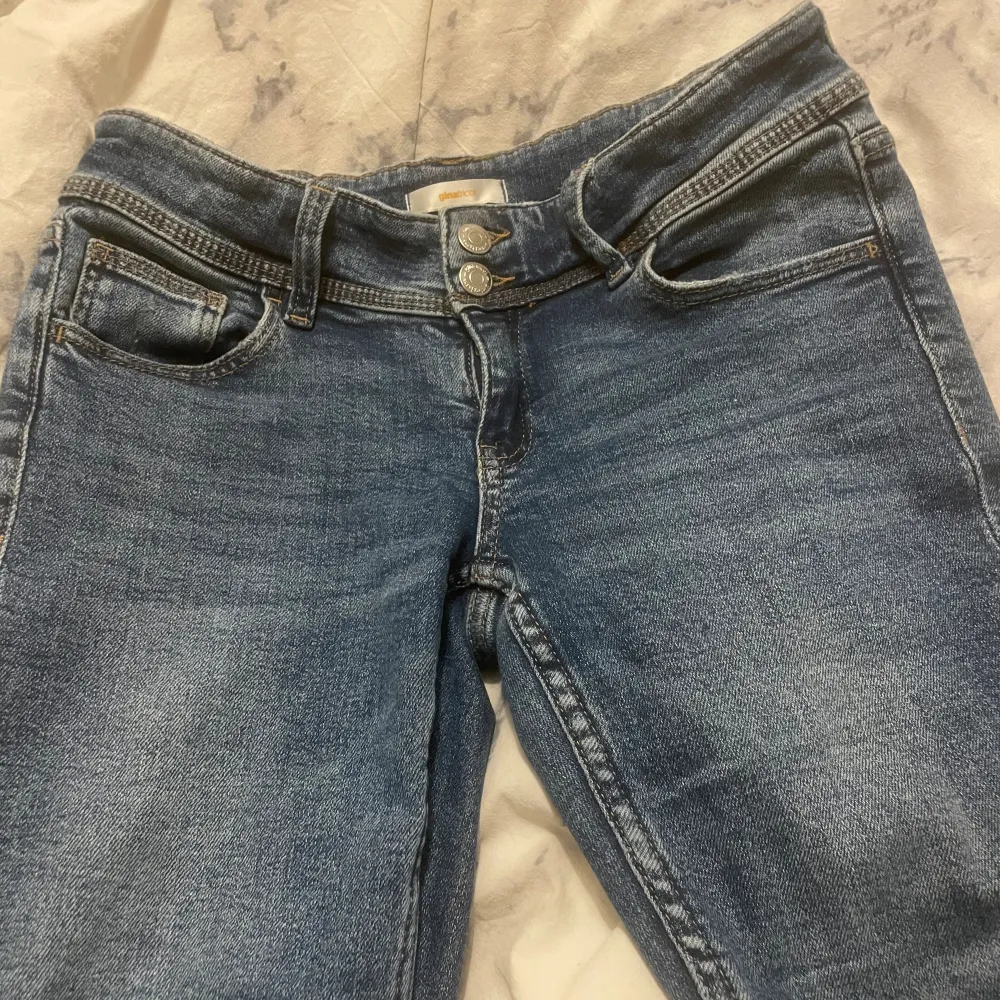 Säljer mina lågmidjade jeans från Gina Young då dom aldrig kommer till användning! Lite långa på mig som är 156cm. Hör av dig innan du trycker på köp💞. Jeans & Byxor.