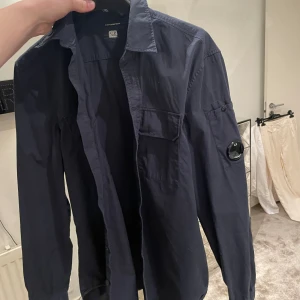 Cp company overshirt marin blå - Cp company marin blå knappt använd.