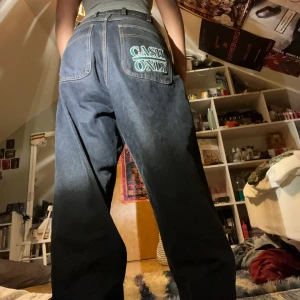 Svarta baggyjeans - Svarta cash only baggyjeans. Har haft dessa ett tag men det enda felet med de är ett litet hål på det högra knät. Lätta att styla och ser bra ut med det mesta. Står storlek 30 men de är ändå stora.