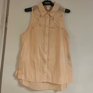 Blus  - En fin blus utan armar som passar perfekt över ett par jeans till en festlig aktivitetet. Sitter jätte fint och den är bekväm. Blir den din nästa unika topp?!