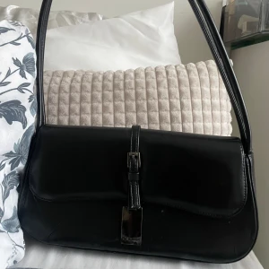 Svart väska - Skriv vid flera frågor eller bilder!