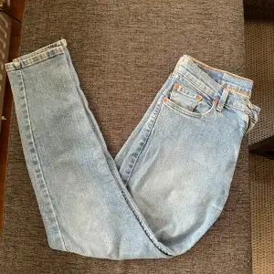 Ett par väldigt fina, i princip oanvända Levi’s jeans. Dessa har i princip inte använts. Modellen är 512, med måtten 30/32. De sitter perfekt på någon som är runt 180cm