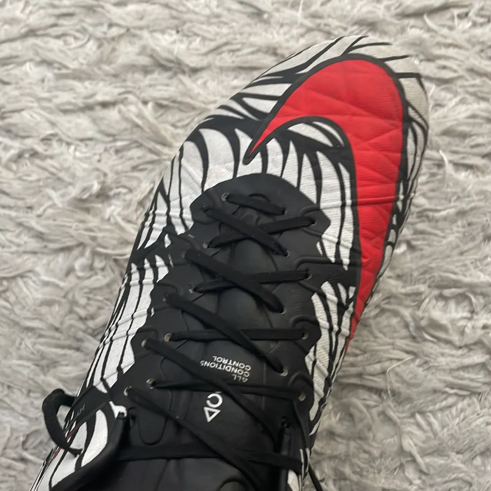 Säljer dessa sellsynta Nike Hypervenom zebra från 2015. Skorna är knappt använda och är väldigt bra skick. Skorna är elit vilket bästa Matrialet i dessa skor. Hör av er vid frågor eller funderingar. . Skor.