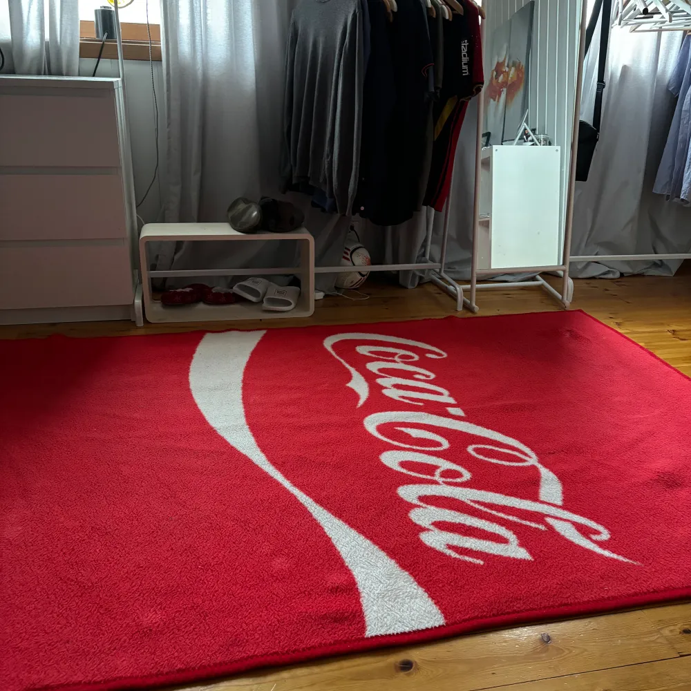 Säljer min vintage matta från CocaCola. Finns ej att köpa längre. Storlek 2x3 meter. Skick som bild. Inga hål eller fläckar. Övrigt.