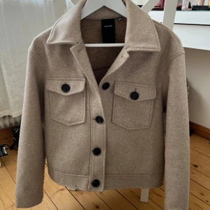 Vår jacka - Säljer min super söta kappa från vero Moda💓💓