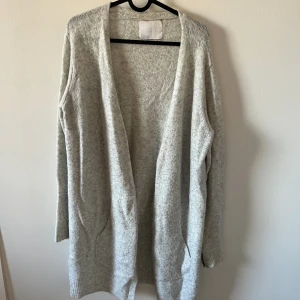 Ljusgrå cardigan - En ljusgrå cardigan i bra kvalité. 