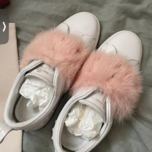 Valentino skor - Säljer mina fina valentino skor som e i nytt skick. Använd ca 3 ggr. Skorna sälj ej längre på butik