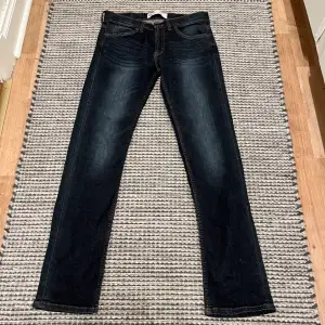 Säljer mina Levis jeans i storlek S.Den har inga defekter, den är sparsamt använda. Skriv ifall ni har några frågor så är det bara att dma. Först till kvarn😊