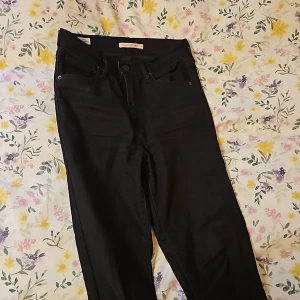 Skinny jeans Levi  - Svarta jeans från Levi s. High super skinny. 28. Jag är 168cm. De går på mig men passar bäst st 34 eller 36. Inte 38. Möts i Göteborg. Mjuk 50kr  