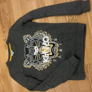 Kenzo tröja  - Collegetröja Kenzo i perfekt skick, knappt använd. Storlek XS. 