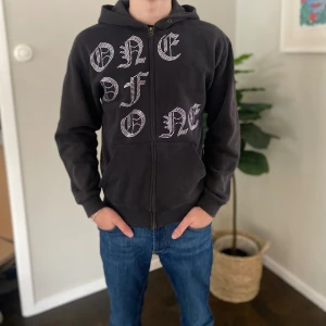One of one hoodie - Tröjan är i bra skick, inga pärlor har lossnat  Nypris 1500