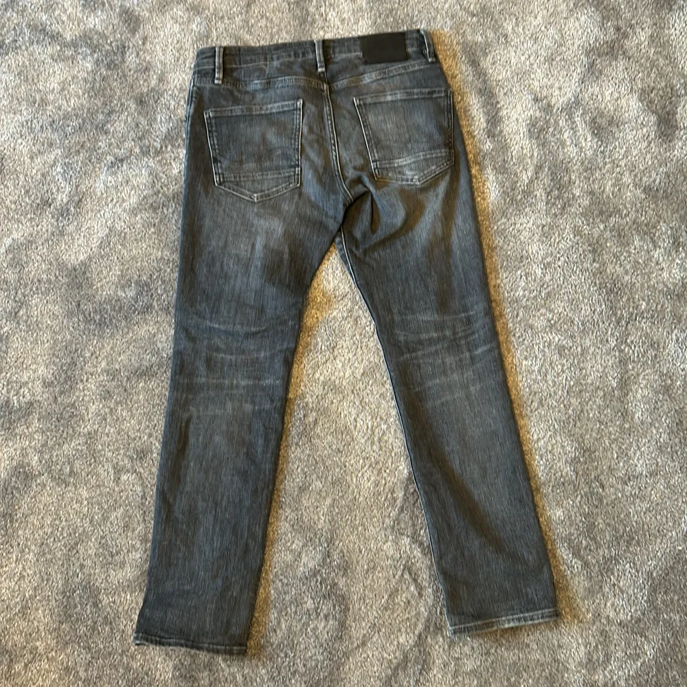 Jag säljer mina Jack & Jones jeans i en fin grå färg med lite ljusare bitar storlek är 31/30 pris kan diskuteras och vid funderingar skriv bara 😃. Jeans & Byxor.