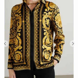 Versace Printed silk shirt  - Made in Italy - Kvitto Finns någonstans Fabriksny i fler storlekar, säljar av min Versace samling pga utav av ekonomi problem  billigt.  Föredrar payment services for international payments pga mitt jobb, etc revolut, paypal, crypto. Men vanligt går.