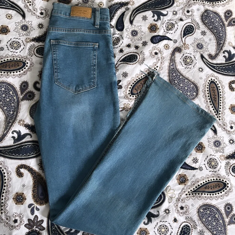 högmidjade långa bootcut jeans med slits längst nere. nyskick. Jeans & Byxor.