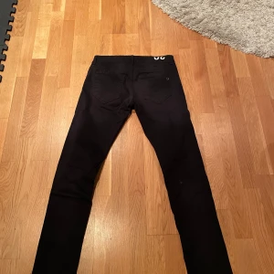Dondup jeans george - Säljer dessa Dondup jeansen då dom ej passar mig längre! Inga större tecken på användning, bara att höra av dig vid frågor eller funderingar eller mer bilder eller så!