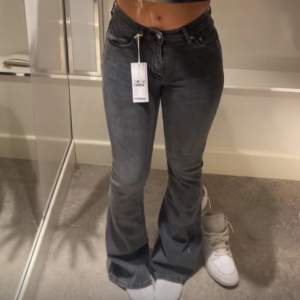 Strechiga flare jeans från Gina Tricot jag har vanligtvist 36 men 34 passade då dom är strechiga dock så är dom lite tighta nu så vill sälja. Använda få tal gånger under hösten 2023.