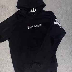 Palm angels hoodie - En fet palm angels hoodie👀💯. Stlrk S men oversize den sitter i längden men oversize. Har qr kod. 💯💯👀 Kolla profil💯👀🔥🔥