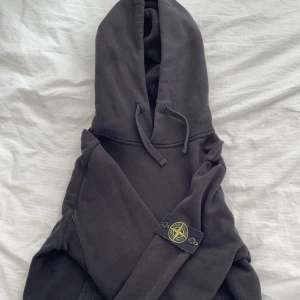 Stone island hoddie  - Autentisk Stone island hoddie. Finns en flaw (se andra bilden) men annars funkar den bra. Perfekt för dig som vill sy om. Italienska storleksmodel. True to size. Endast 699. Nypris 4 400 (farfetch) 